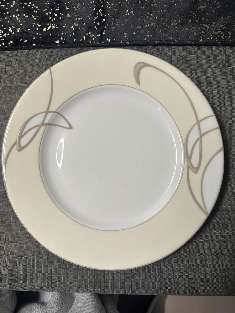 Zestaw talerzy porcelanowych