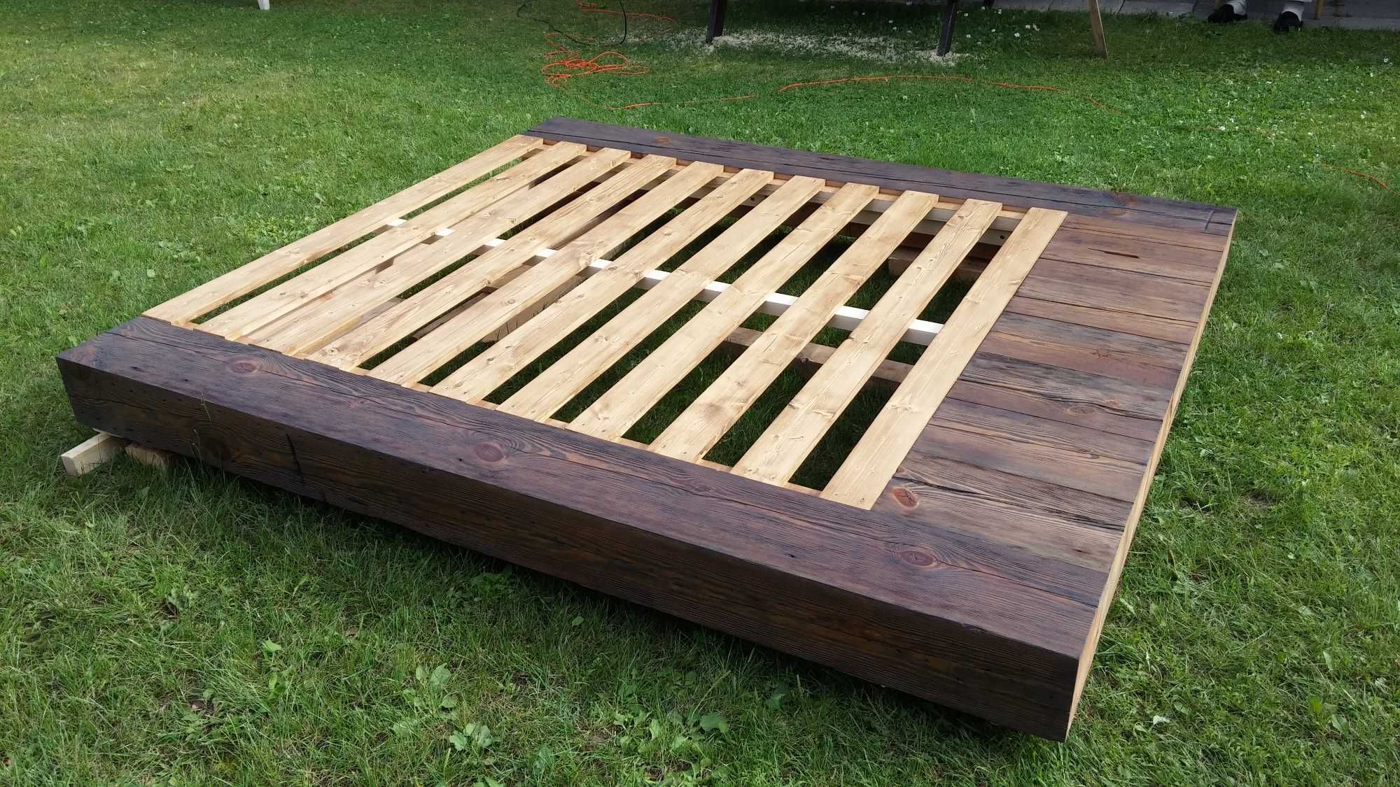 łóżko ze starego drewna