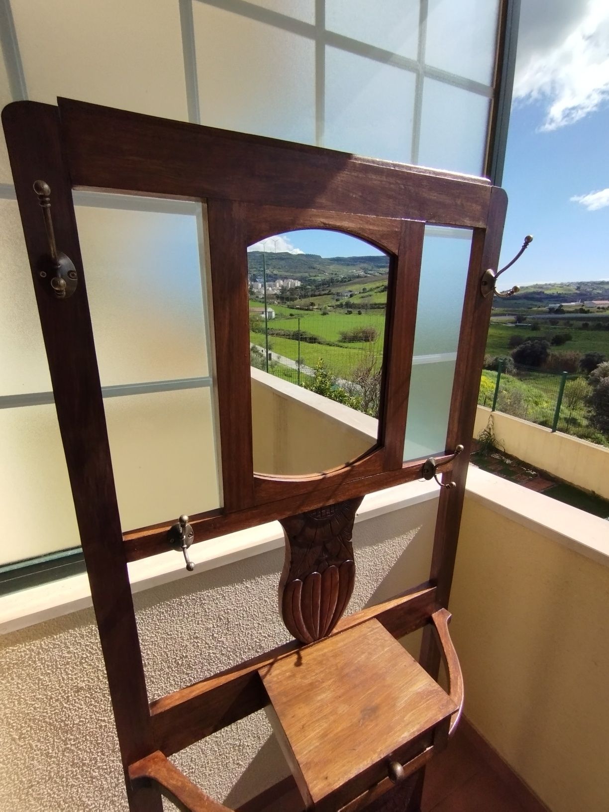 Cabide em madeira muito antigo, mais de 100 anos.