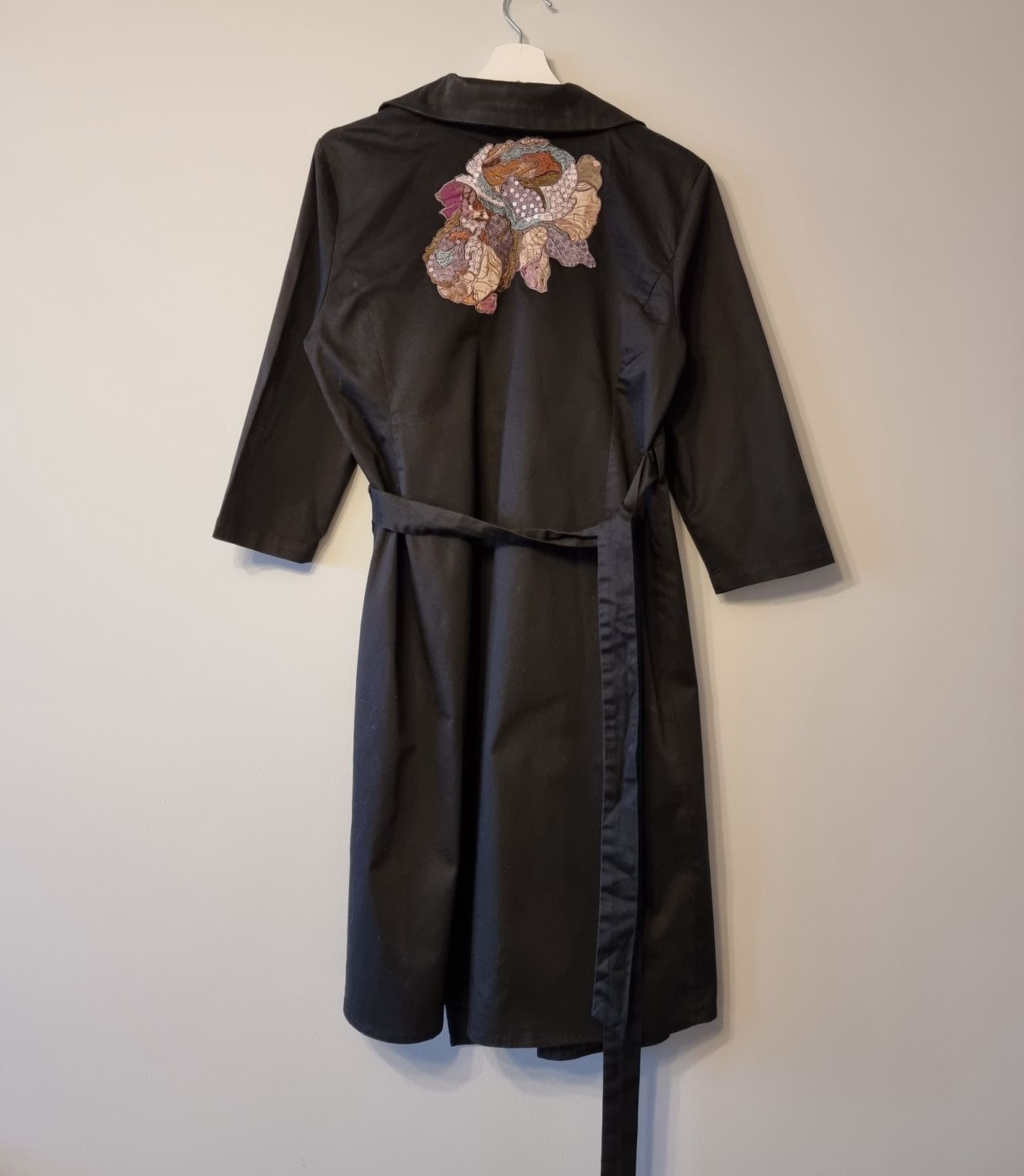 Sukienka czarna wiązana damska z kopertowym dekoltem i haftem rozmiarL