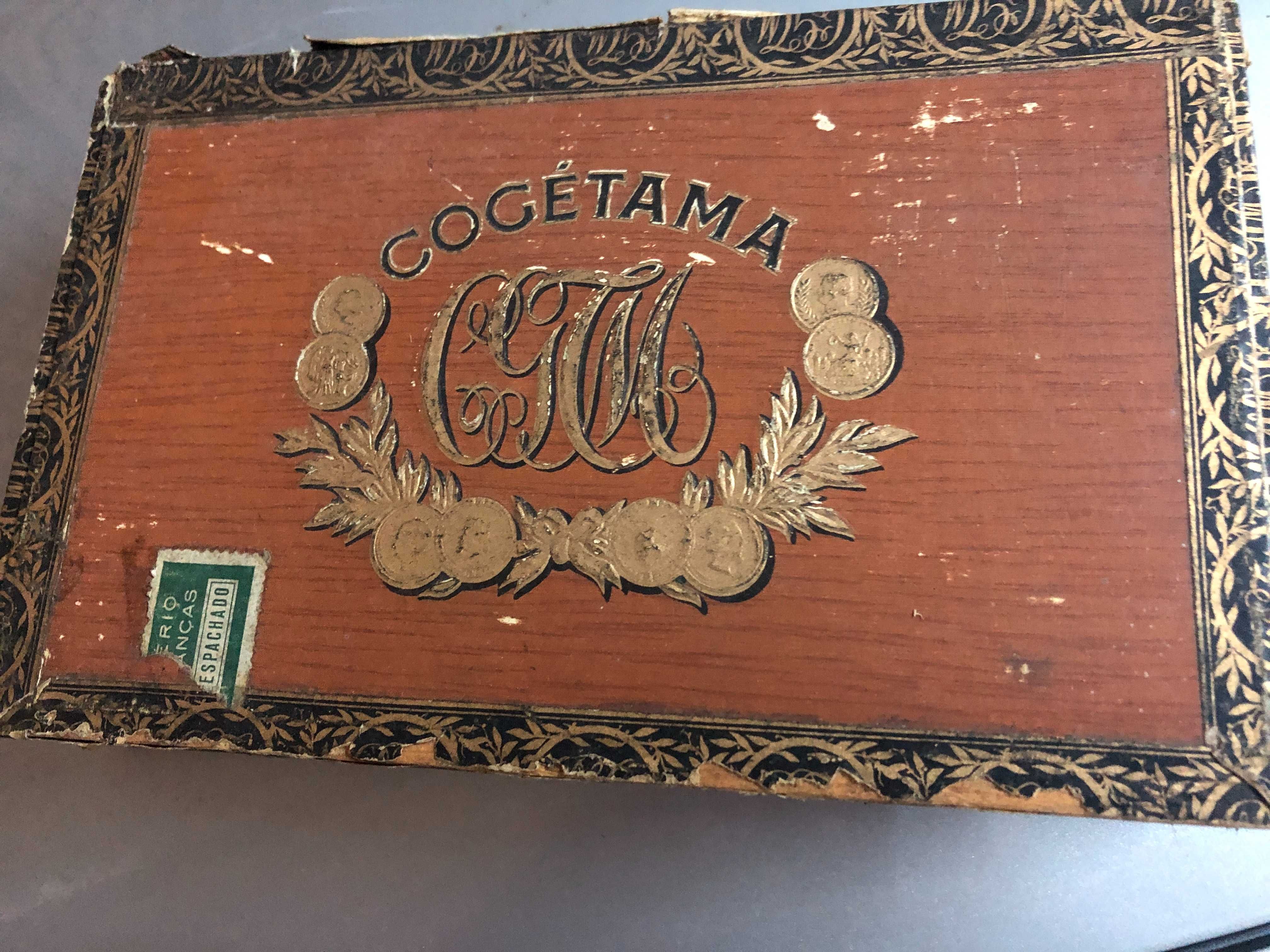 Latas e caixas todas muito antigas