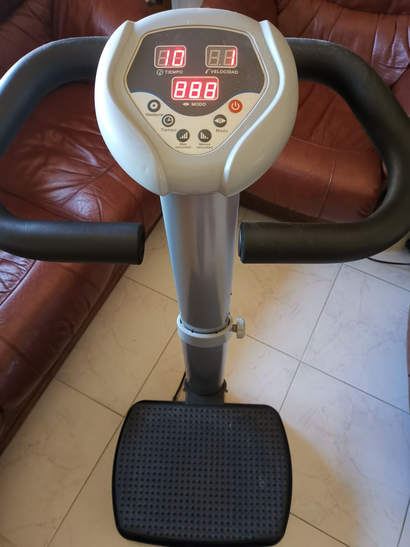 Sofás vintage com a máquina vibratória