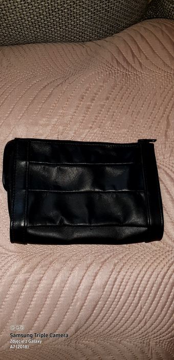 Sprzedam czarną kosmetyczkę męską