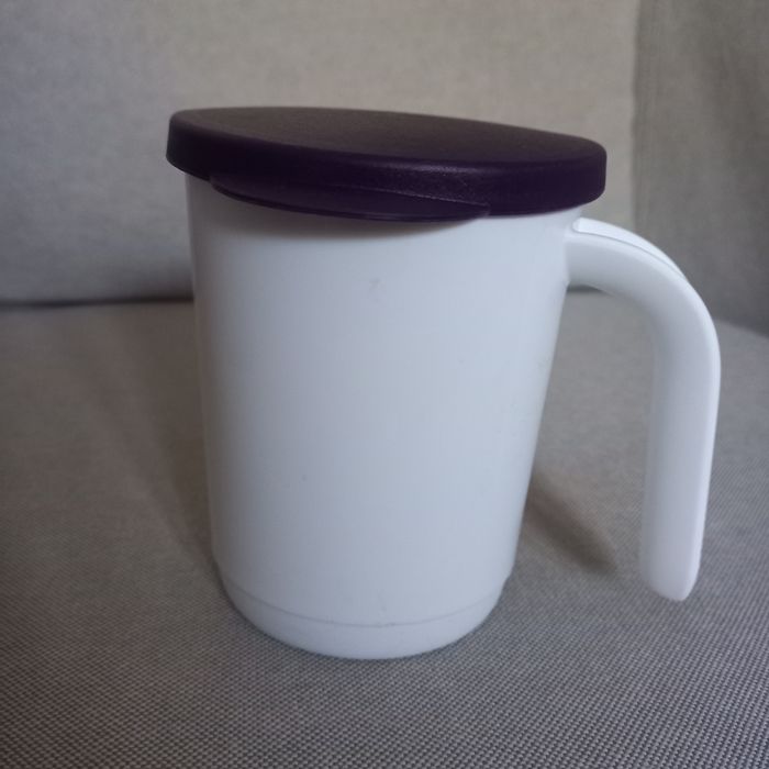 Tupperware kubek ze szczelną pokrywką 350 ml