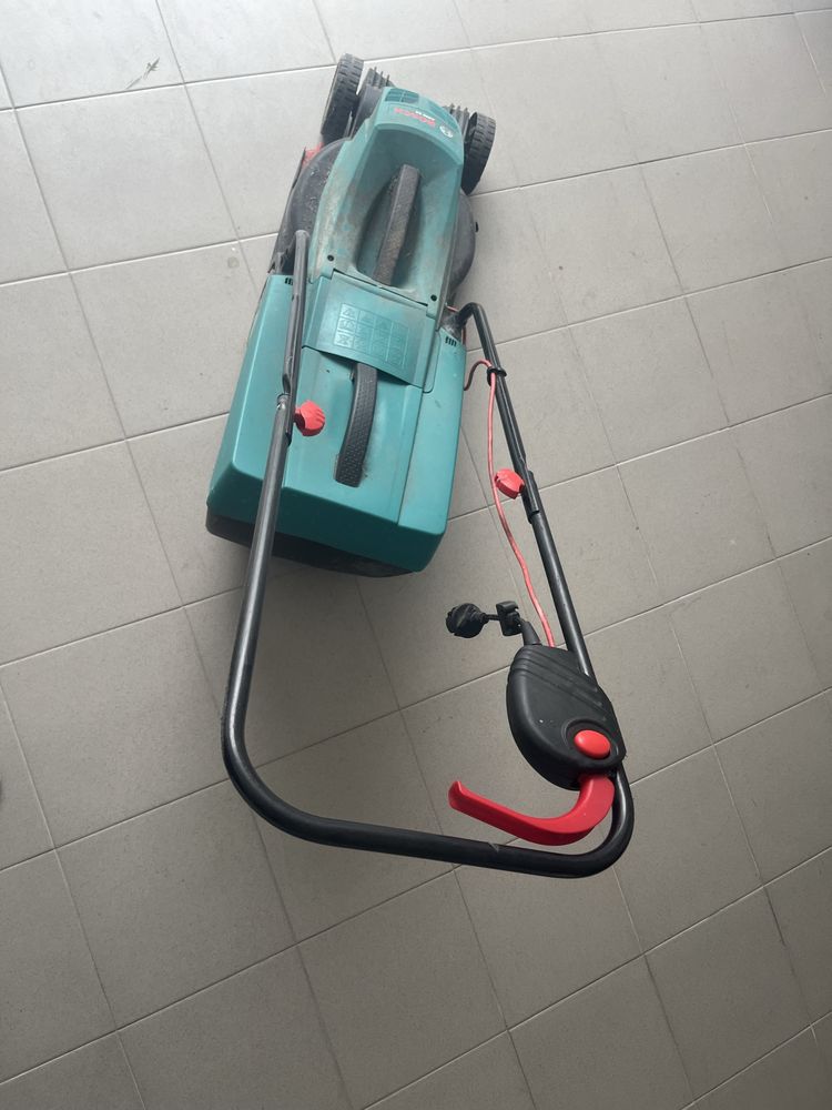 Maquina de cortar relva Bosch (elétrica)