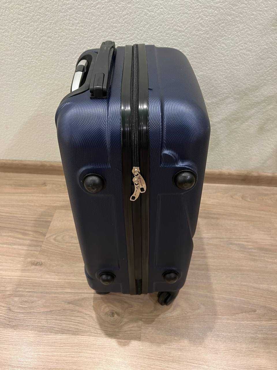 Продам чемодан новый
