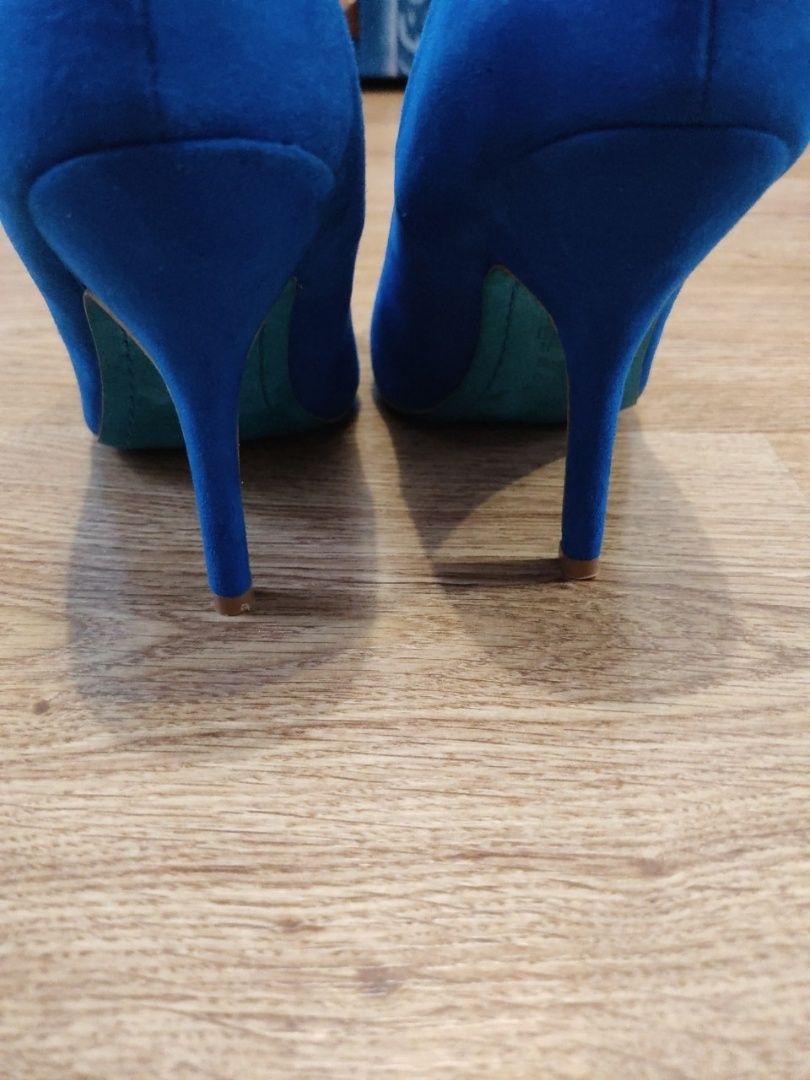 Туфлі синього кольору.