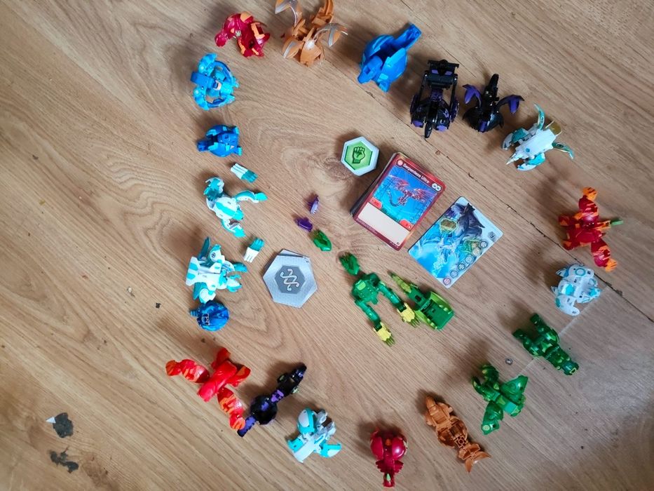 Figurki bakugan.