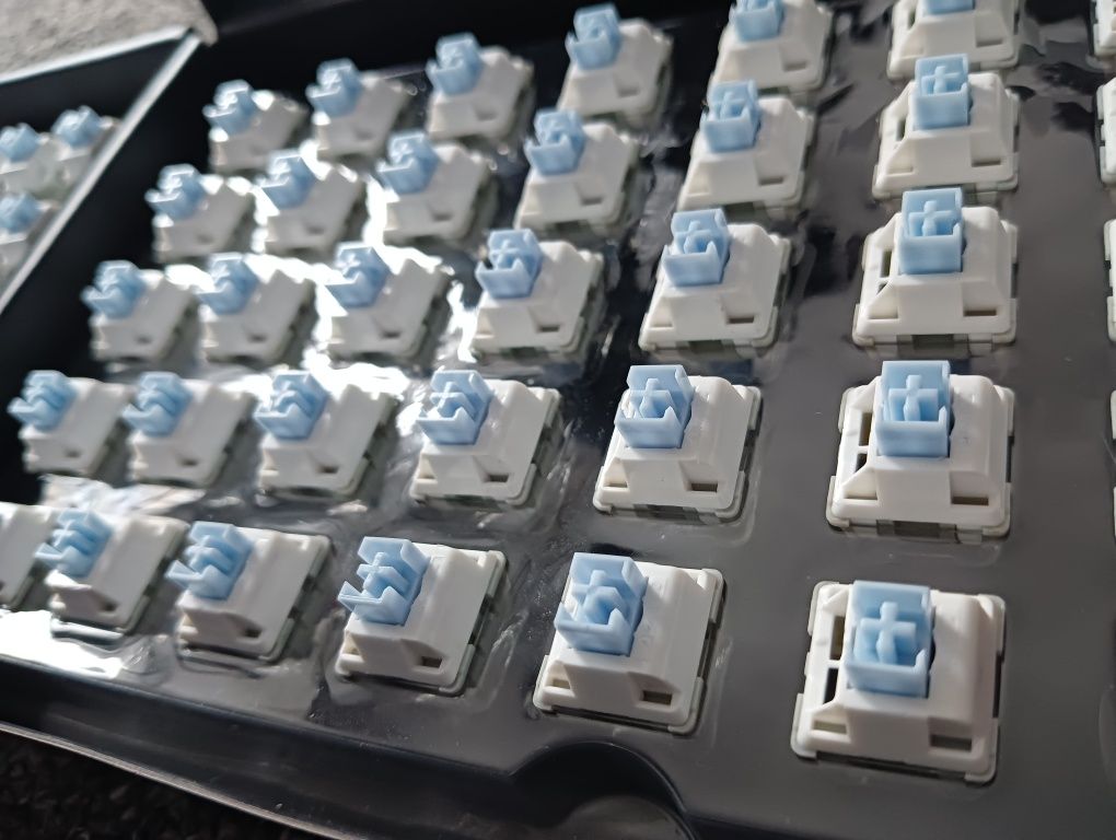 Blue switche przełączniki Ajazz 3-pin 79szt.