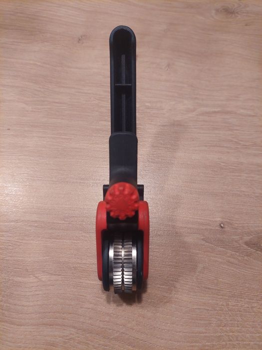 Przyrząd (nóż)do ściągania izolacji z kabla firmy Knipex.