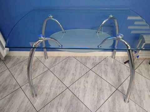 Stół szklany z metalowymi nogami