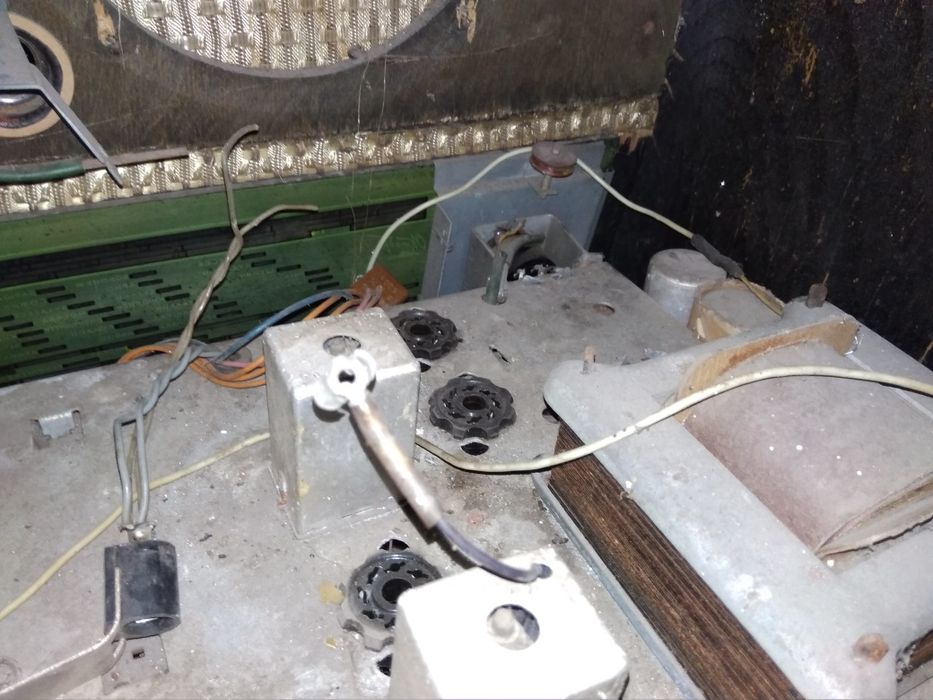 СРОЧНО!! Продам старый  Радиоприёмник Октябрь 1958 года.