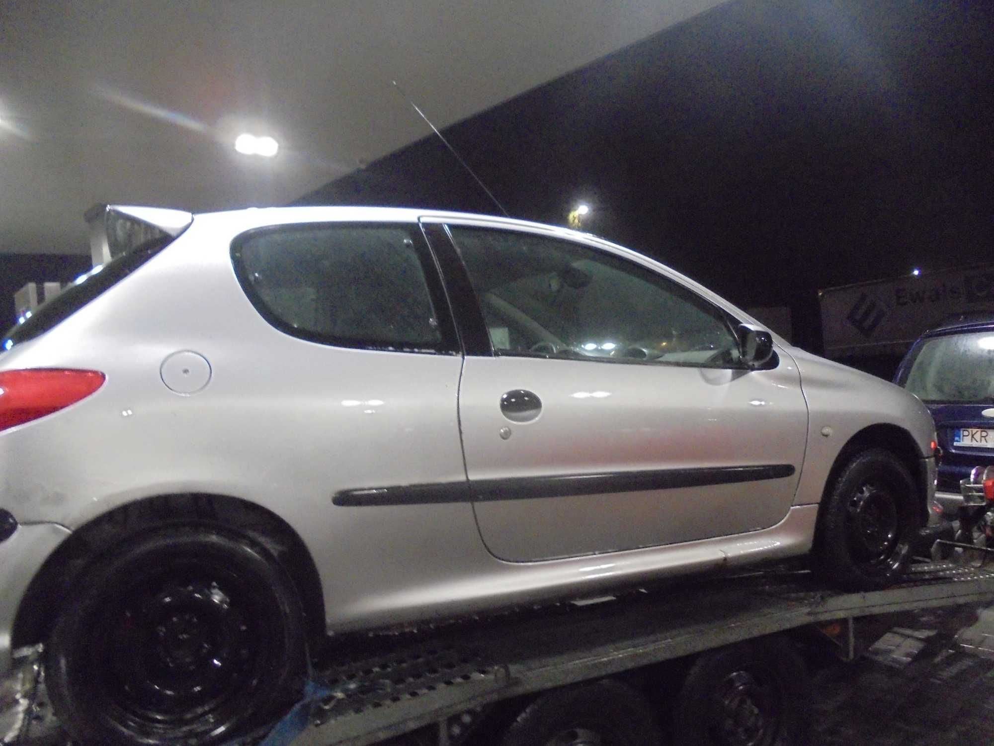 Peugeot 206 3 drzwi kolor srebrny 2.0 hdi przeznaczony na części
