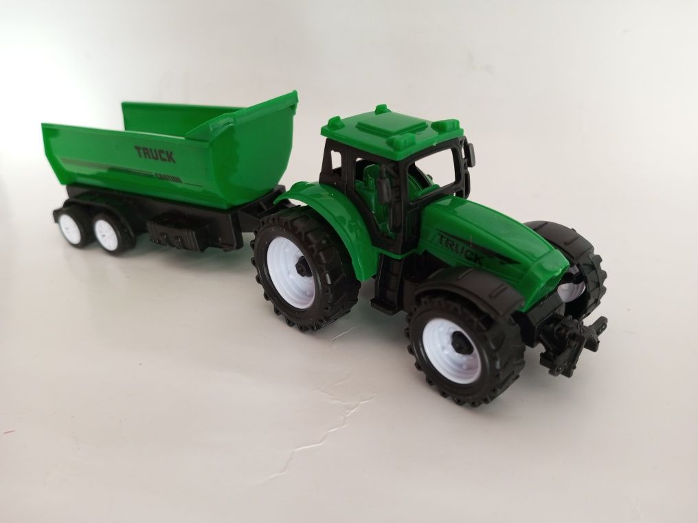 Traktor z przyczepą zielony 21x6x5,5cm