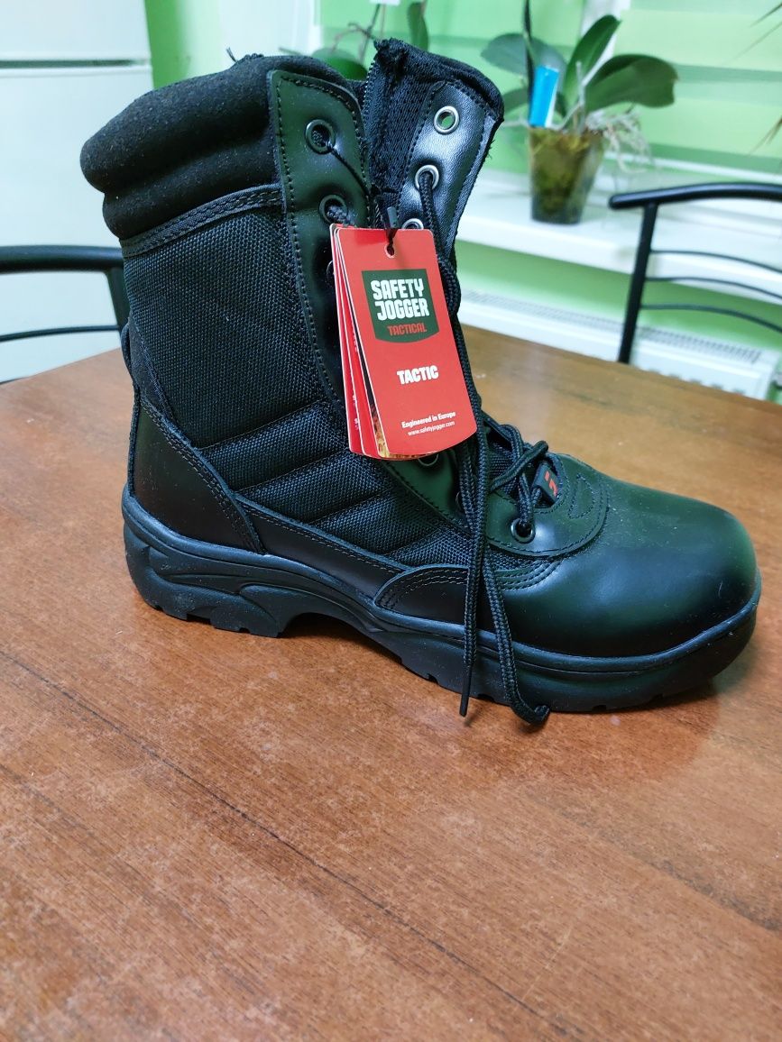 Продам нові берці  "Safety jogger"