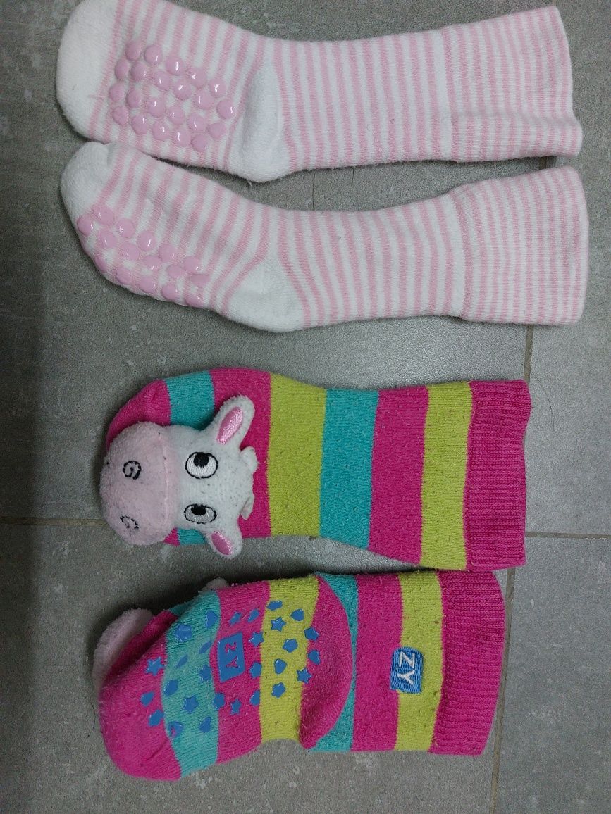 Pantufas novas e meias com guizos n 17 e 19 / 20