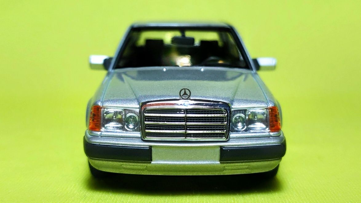 Модель 1/43 Mercedes E-Klasse 230E (W124) (Maxichamps)