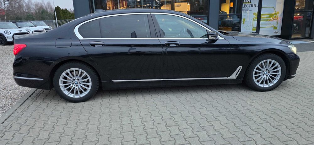 Przewóz do 7 osób Mercedes V-klasa, wynajem auta do ślubu BMW seria 7