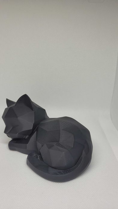 Śpiący kot – czarna geometryczna figurka 3D