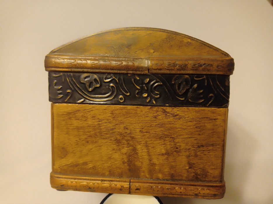 antyczne drewniane pudełko