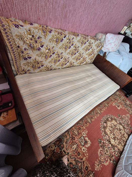 Продам  дерев'яне ліжко(півторашка 90 см)
