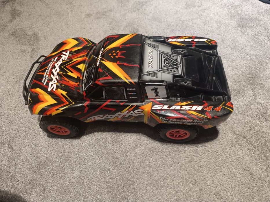 TRAXXAS slash 4WD (ładowarka + 2 Akumulatory gratis)