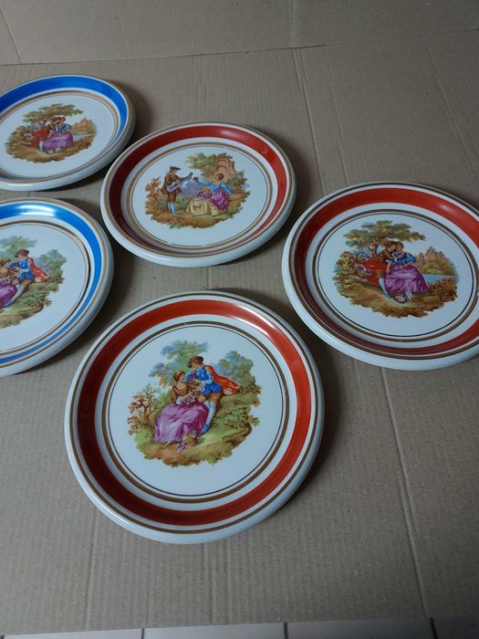 Prato com Figuras – Cerâmica Decorativa Azul e Rosa