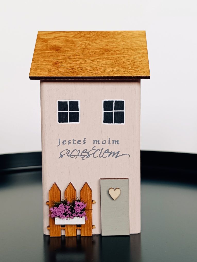 Drewniany domek z napisami prezent na Walentynki miłość serce handmade