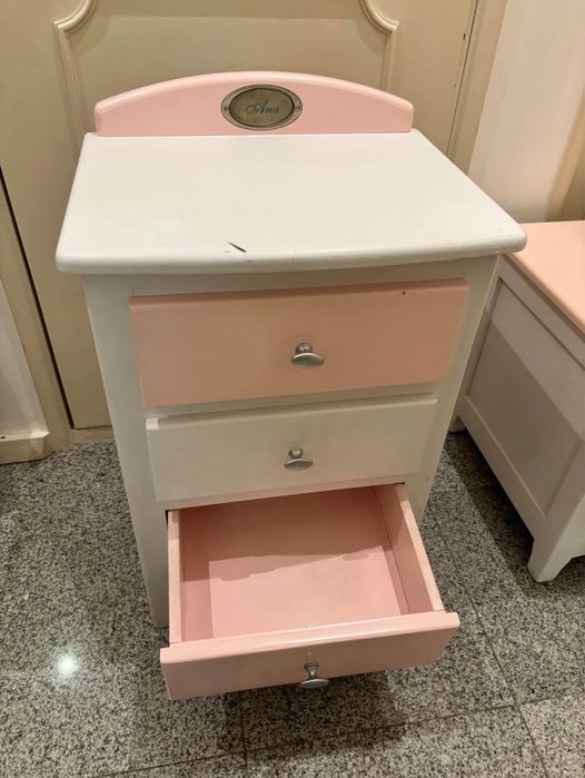 Móvel Infantil – Mesa de Cabeceira + Baú de Brinquedos
