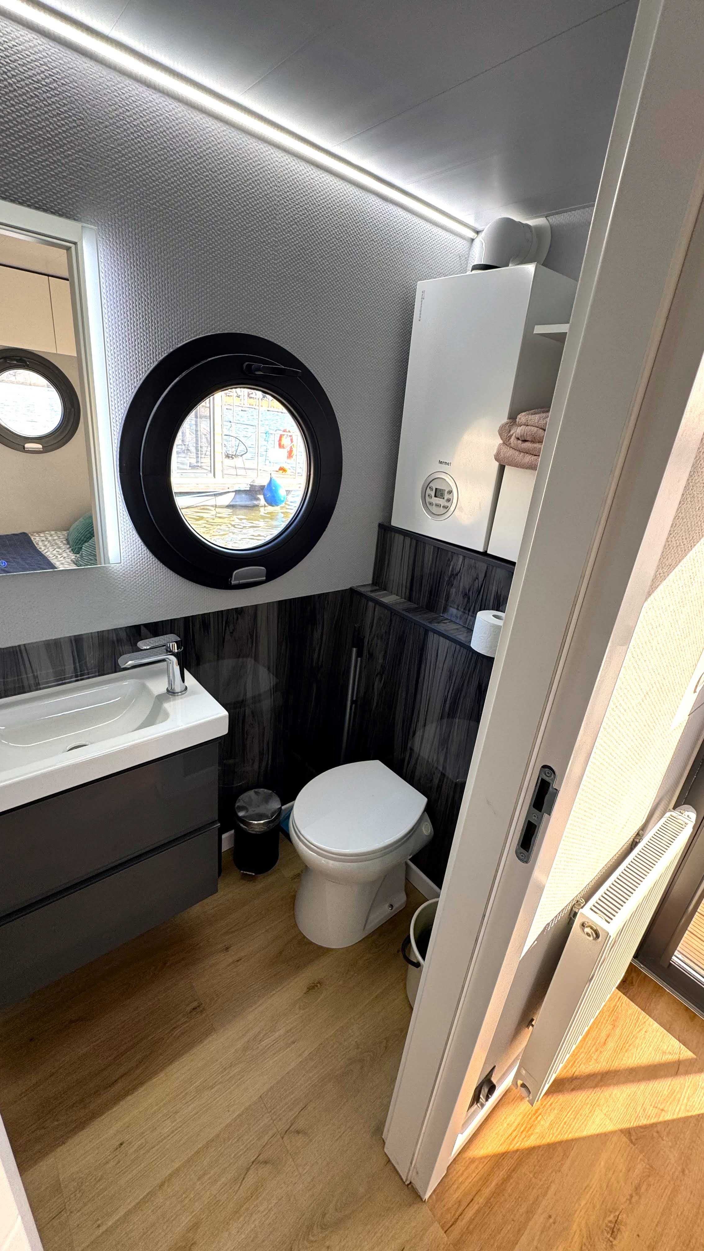 Dom na wodzie całoroczny Houseboat Hausboot model Apart M 2019