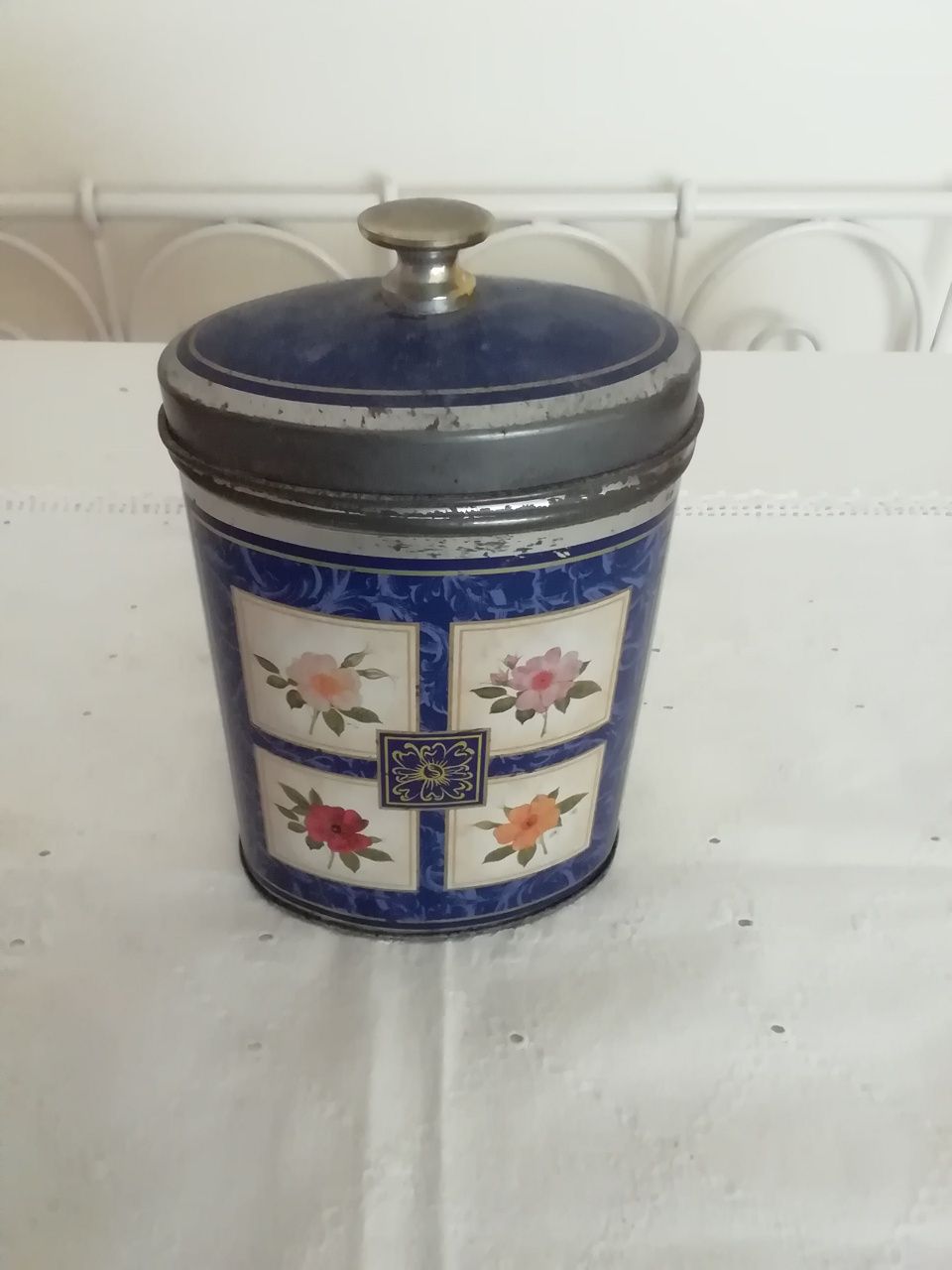 Lata antiga, vazia