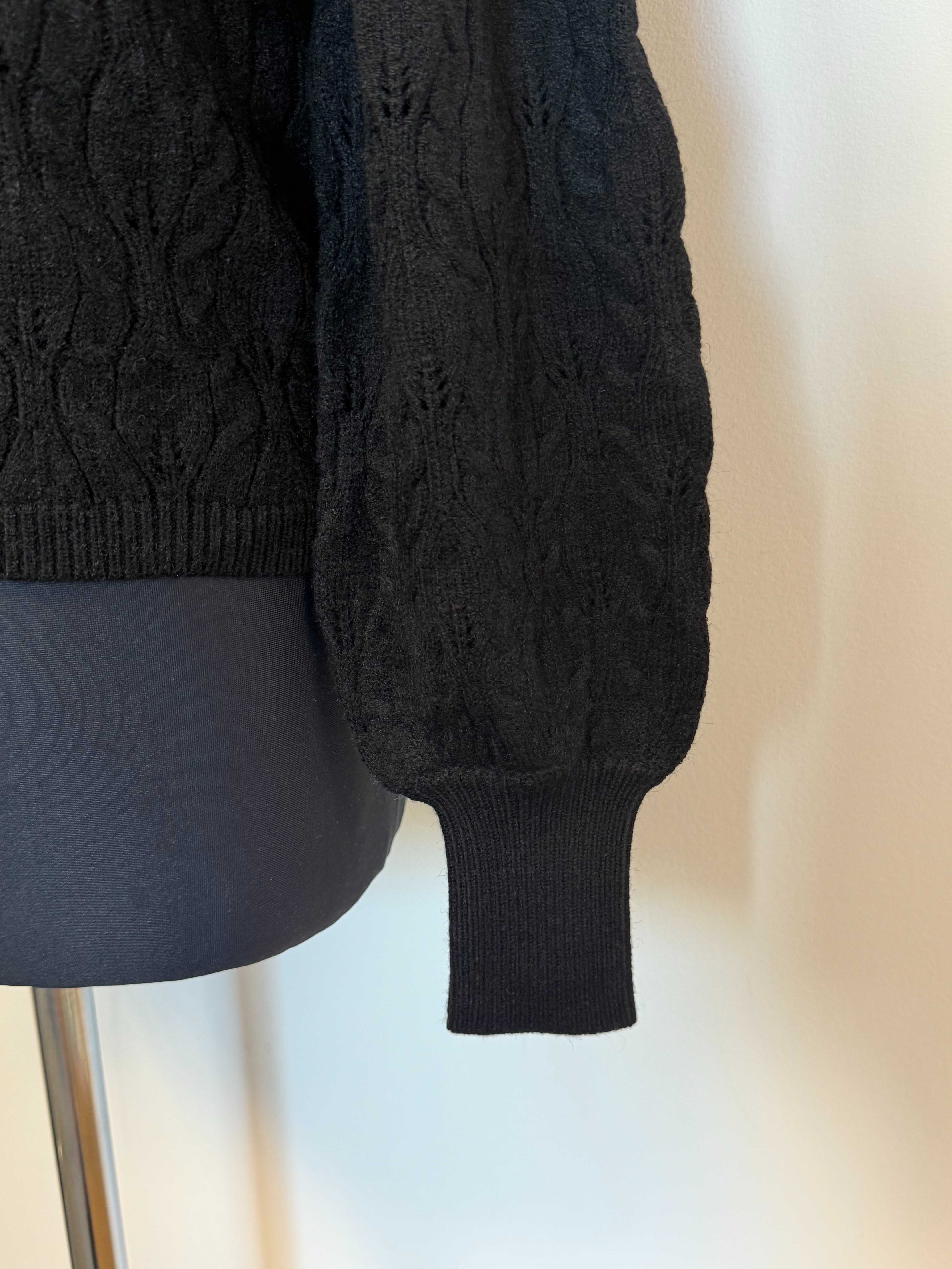 Elegancki czarny sweter z teksturalnym wzorem