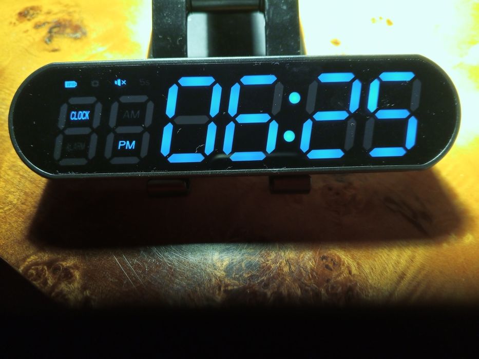 Zegar elektroniczny z budzikiem i stoperem.