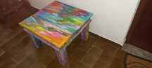 Mesa de madeira maciça psicadélica