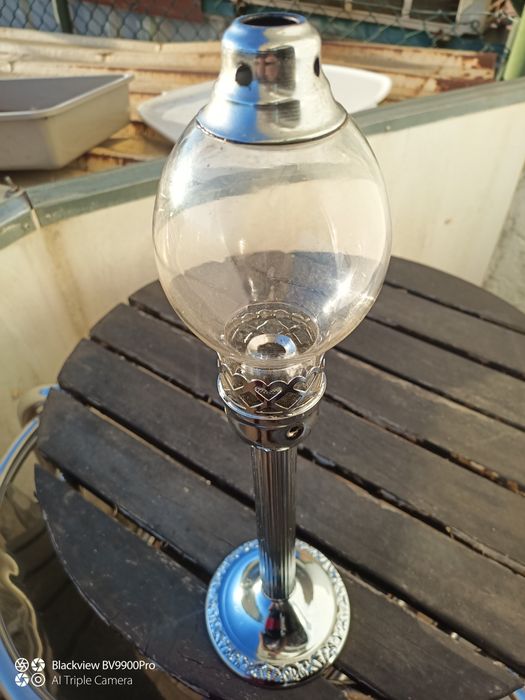 Par de candelabros em bronze com vidros