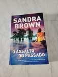 Livro " O assalto ao passado" de Sandra Brown