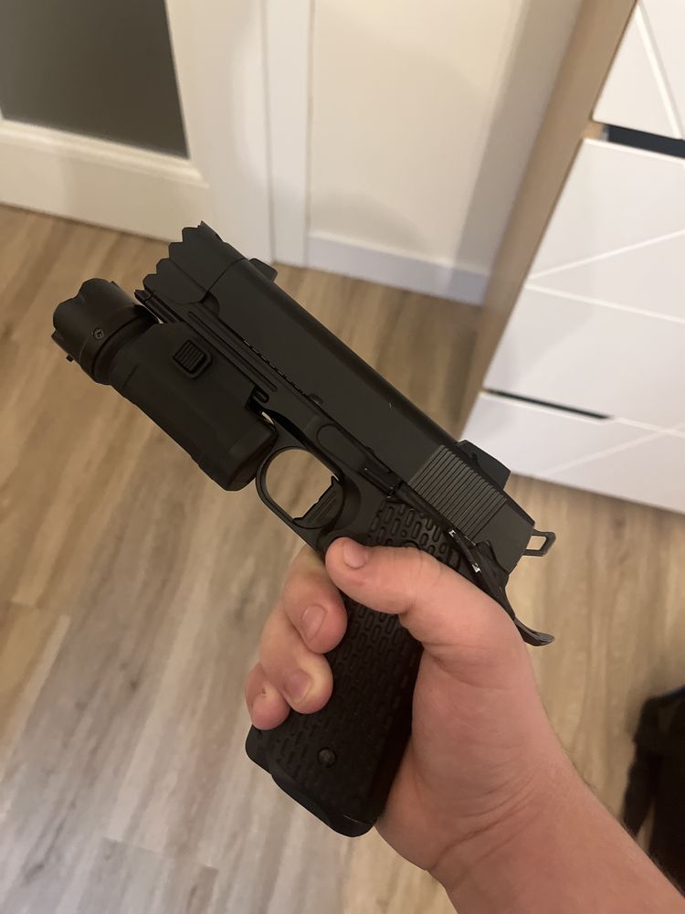 Celownik laserowy z latarką led Umarex LLM1