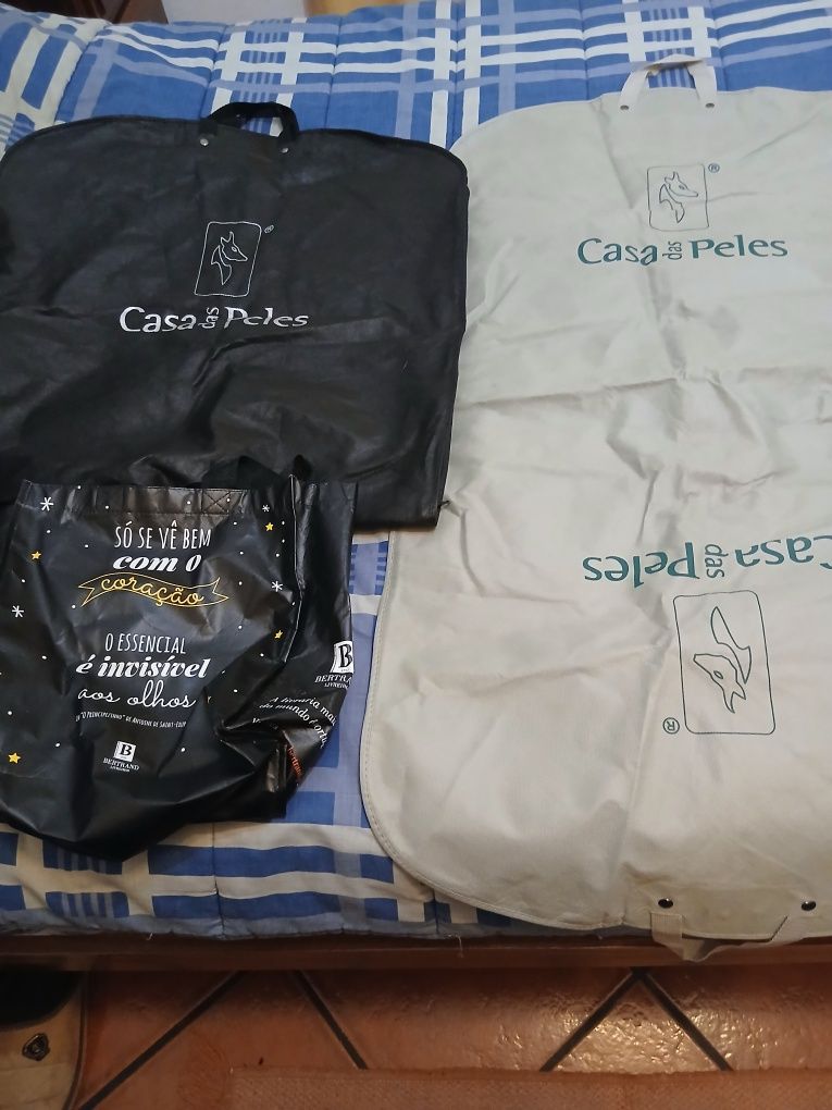 2 Sacos Porta-Fatos da Casa das Peles, com Oferta de outro Saco