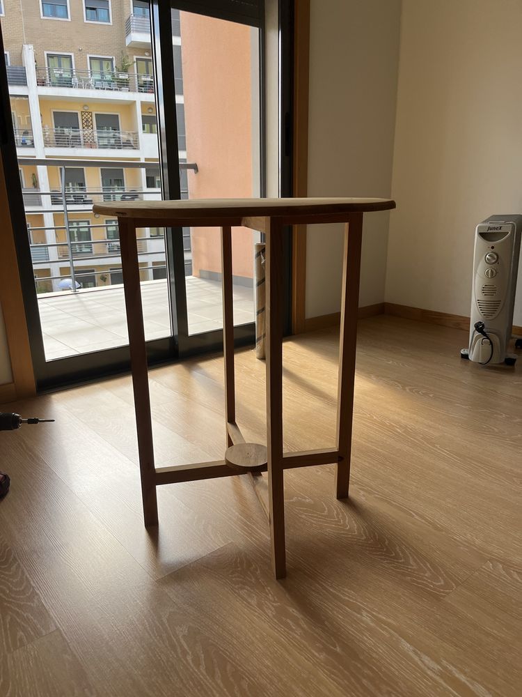 mesa pequena redonda de madeira