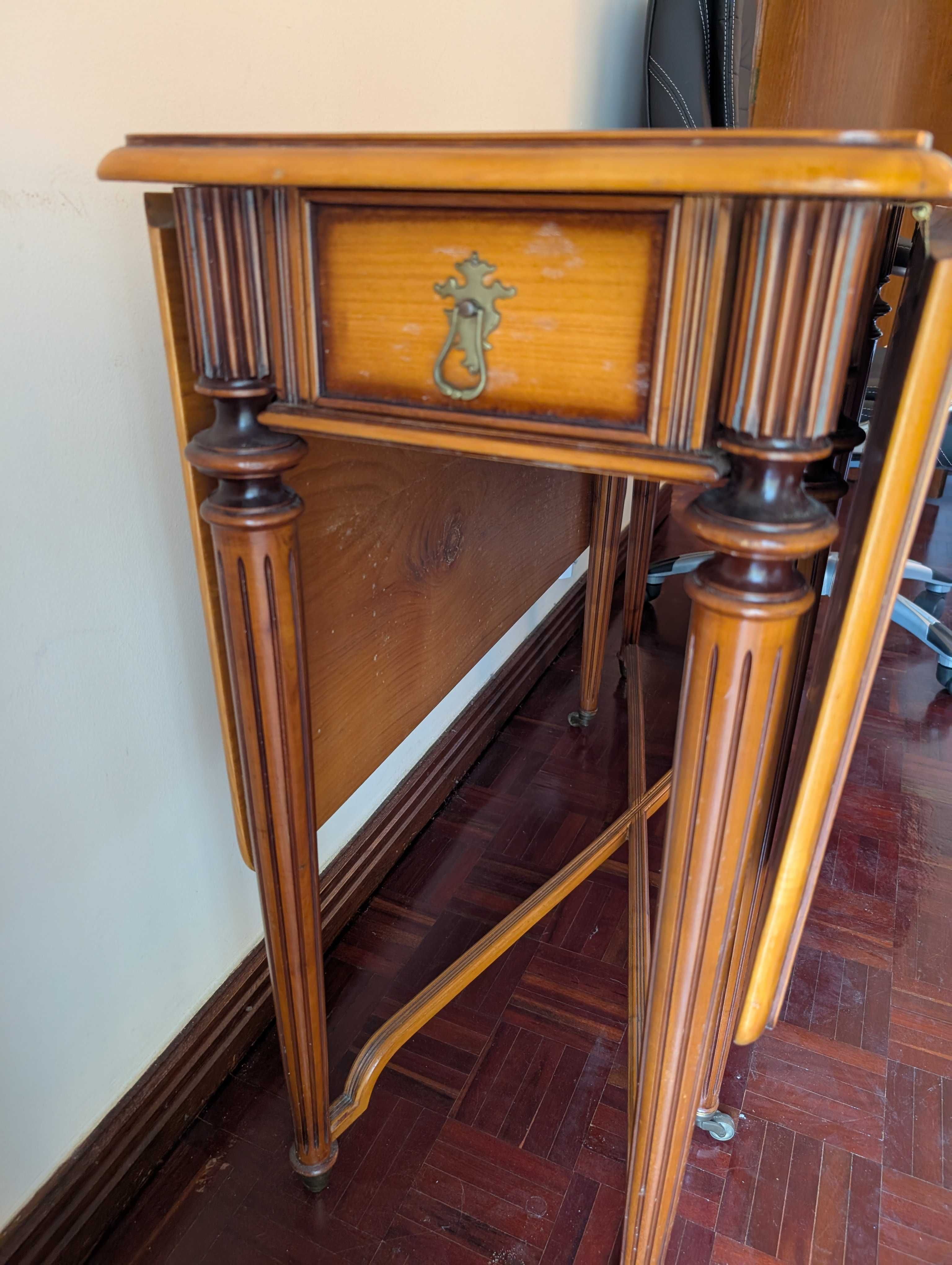 Mesa de sala com abas