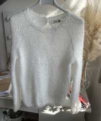 Biały puchaty moherowy sweter XS 34 Bershka