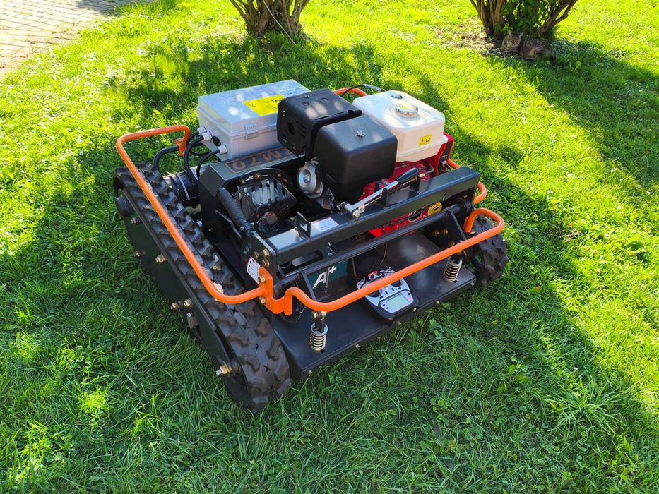 Robot koszący na gąsienicach, zdalnie sterowany