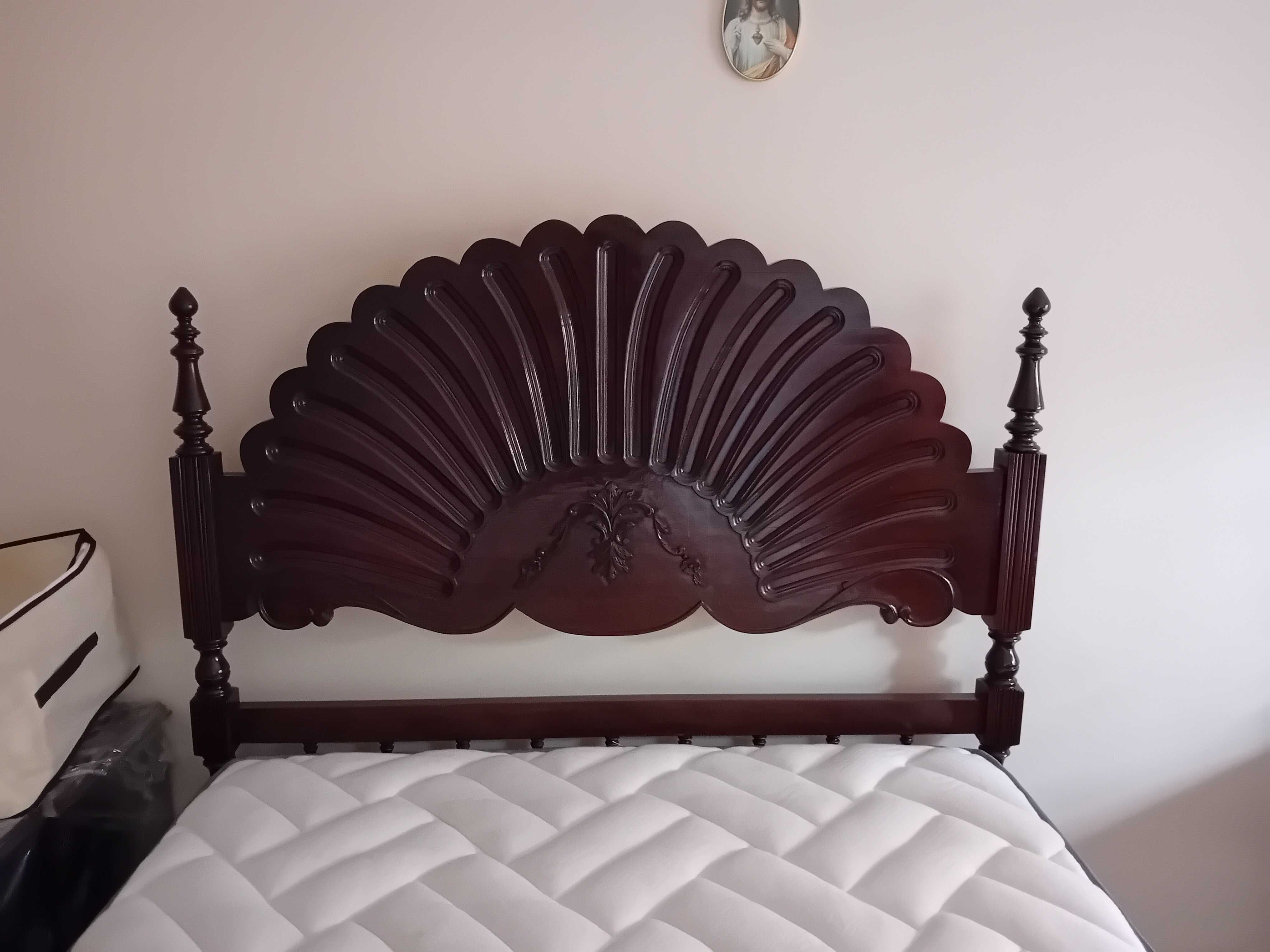 Quarto de casal em mogno com colchão - Bom Estado para desocupar