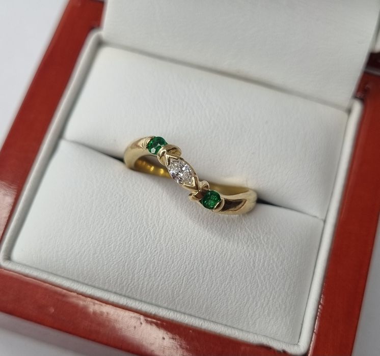 Pierścionek złoty z diamentem i szafirami złoto 750