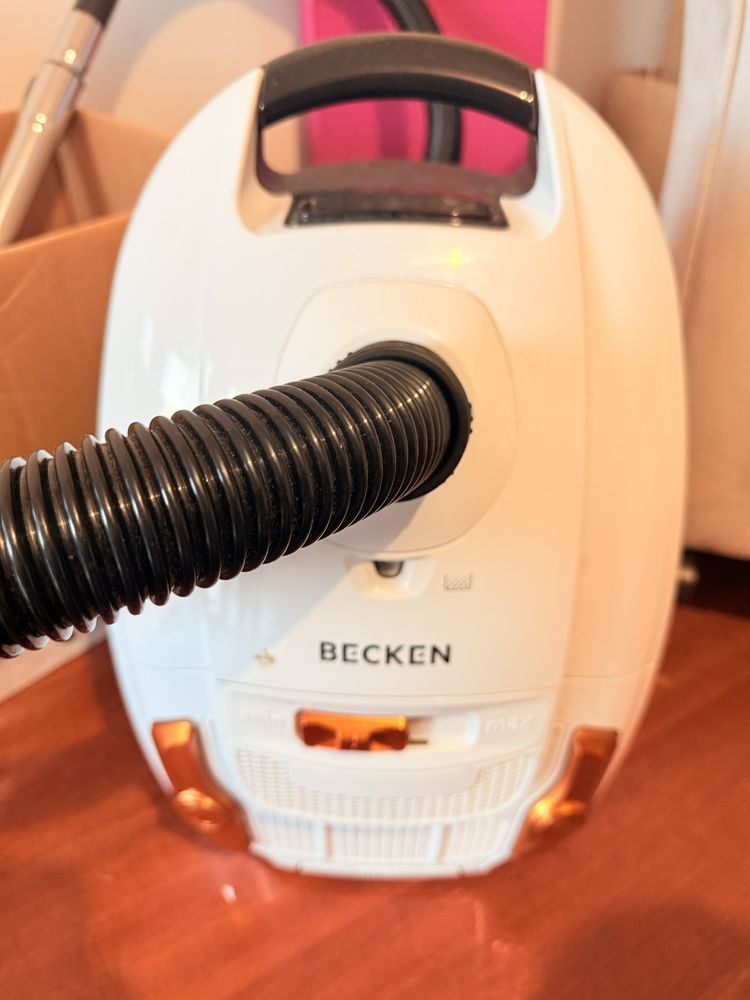 Aspirador com Saco BECKEN Pet Bvc4397 (68 dB - Saco de pó: 3 L)
