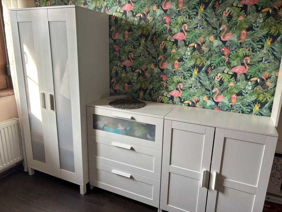 Zestaw mebli IKEA BRIMNES – szafa, komoda, szafka – bardzo dobry stan