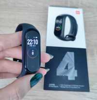 Xiaomi Mi Band 4 plus 2 opaski i folie jak nowy