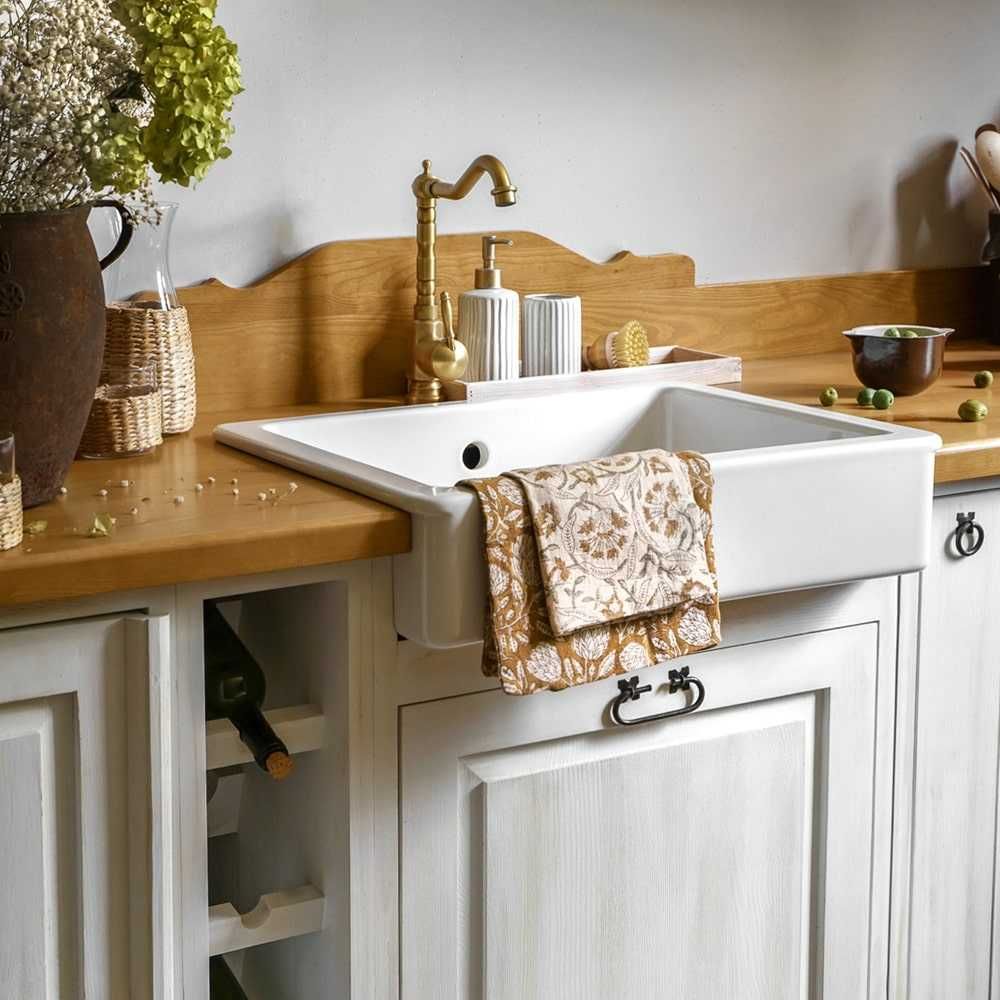 Kuchnia biała drewniana w stylu retro - producent mebli drewnianych