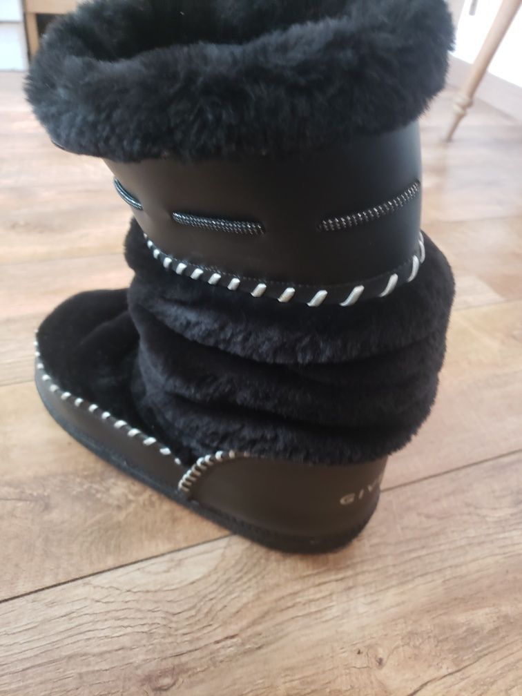 Продам сапоги луноходы зимови чоботи  GIvenchy  Moon boot