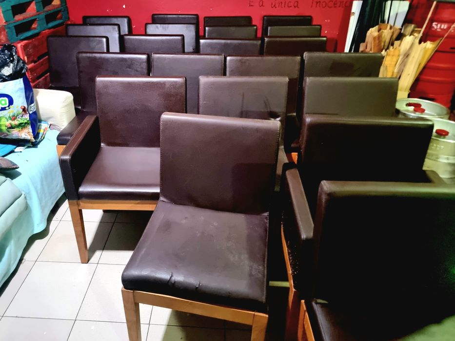 Cadeira Acolchoada com apoio de braços - problemas estruturais